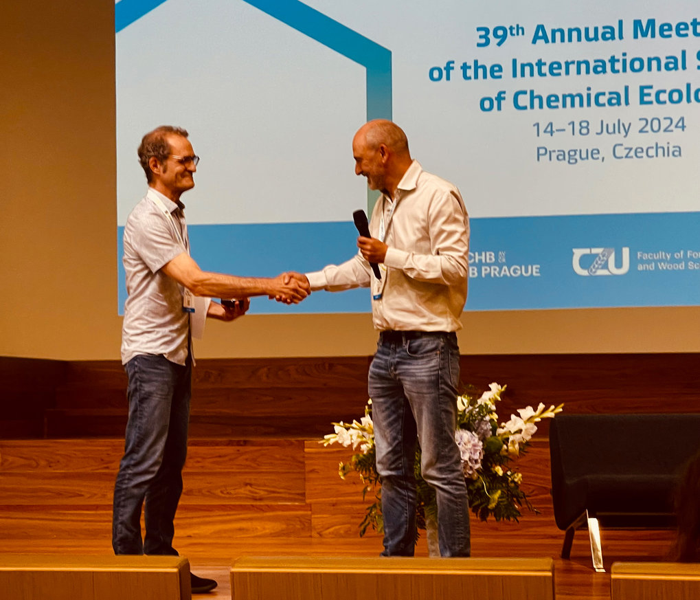 Jonathan Gershenzon mit der Silbermedaille der International Society of Chemical Ecology ausgezeichnet