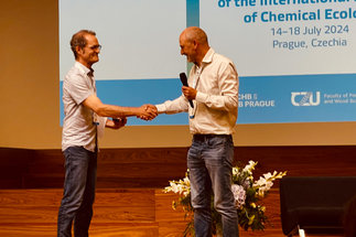 Jonathan Gershenzon mit der Silbermedaille der International Society of Chemical Ecology ausgezeichnet