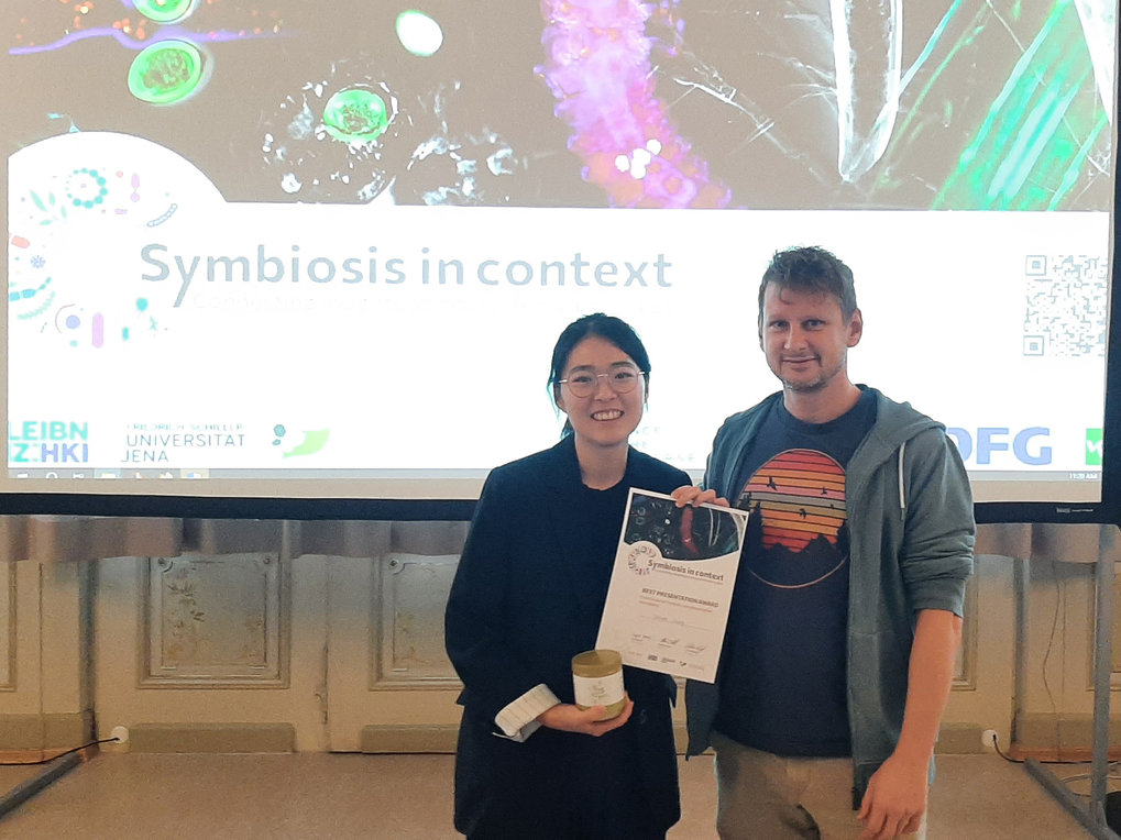 Dongik Chang mit dem  Präsentationspreis für den besten Vortrag auf der Konferenz „Symbiosis in Context“ ausgezeichnet